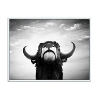 Designart 'Fekete -fehér portré egy spanyol bika i' parasztház keretes vászonfali nyomtatvány